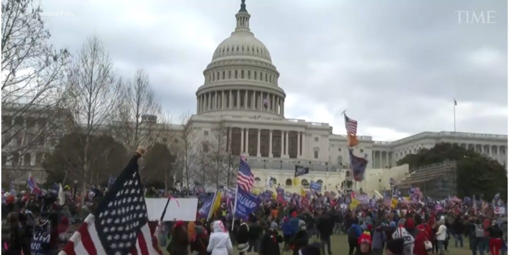 Đám đông ủng hộ Trump tấn công điện Capitol làm gián đoạn cuộc họp quốc hội