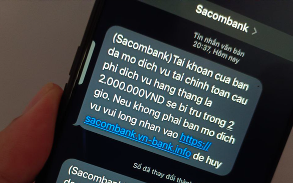 Một tin nhắn giả mạo ngân hàng Sacombank có nội dung tương tự. Nguồn: Báo Tuổi Trẻ.