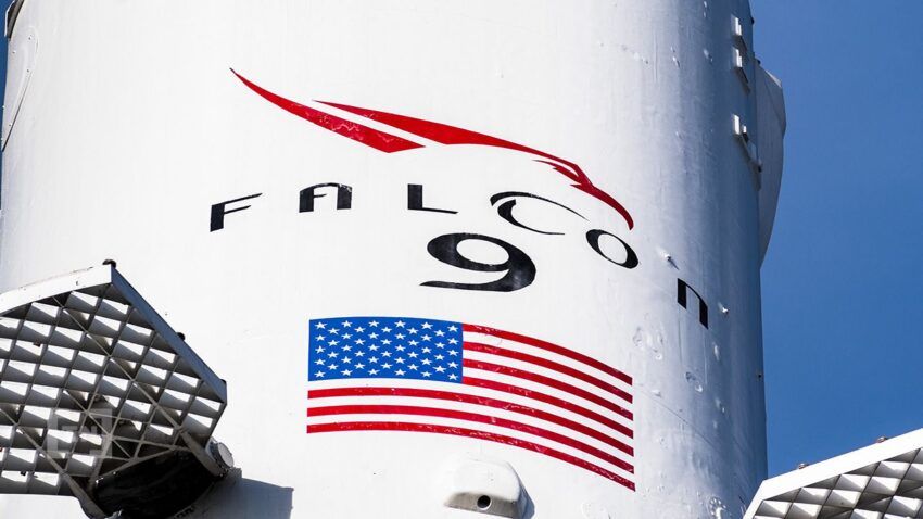 Tên lửa SpaceX phóng Vệ tinh tiền điện tử đầu tiên vào không gian