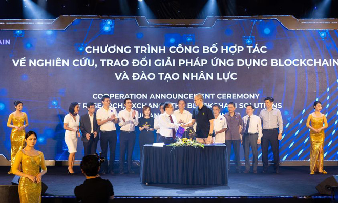 Ông Hoàng Văn Huây, Chủ tịch Hiệp hội Blockchain Việt Nam ký thỏa thuận đối tác với ông Changpeng Zhao, Giám đốc điều hành của Binance. Nguồn: Đình Đức